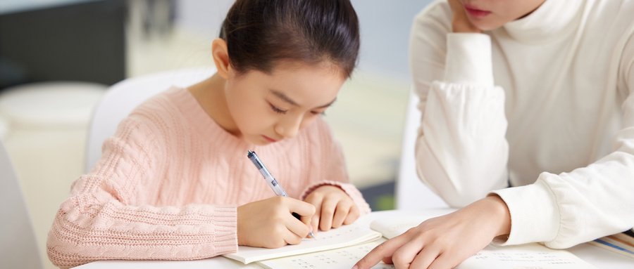 摄图网_501811147_wx_补习老师辅导小女生写作业(企业商用).jpg 摄图网_501811147_wx_补习老师辅导小女生写作业(企业商用).jpg